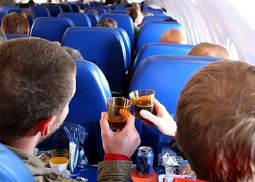 Ryanair ввела запрет алкоголя на рейсах в Ибицу