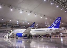 В Риге приземлился самолет Bombardier CSeries