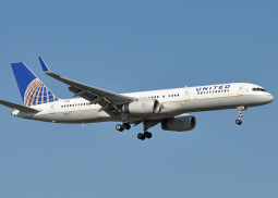 Лайнер United Airlines совершил непредвиденную посадку в Детройте из-за агрессивной пассажирки