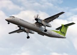 Лайнер авиакомпании AirBaltic совершил вынужденное приземление в Риге