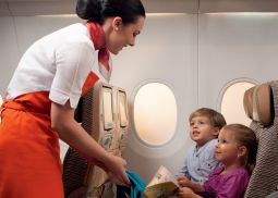 Etihad Airways и Norland College подготовили 2000-ю авианяню